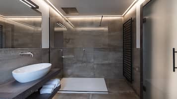 Een douche, een bubbelbad, een haardroger, een bidet