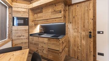 Een koelkast, een magnetron, een vaatwasser