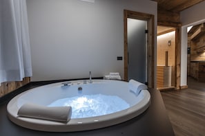Doccia, vasca idromassaggio, asciugacapelli, bidet