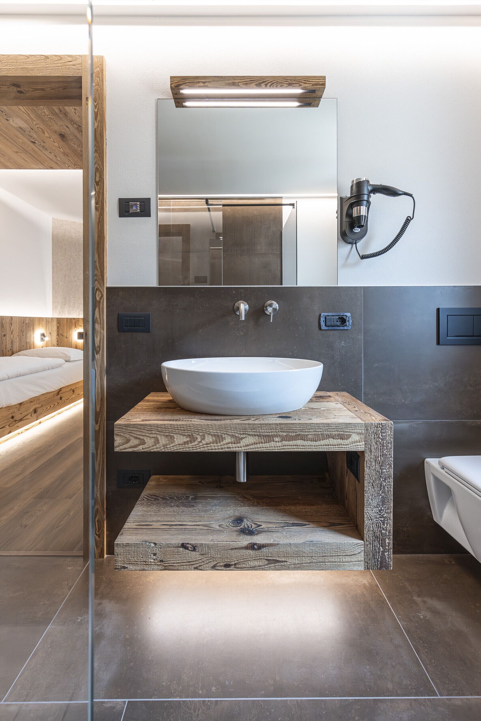 Dusche, Whirlpool, Haartrockner, Bidet