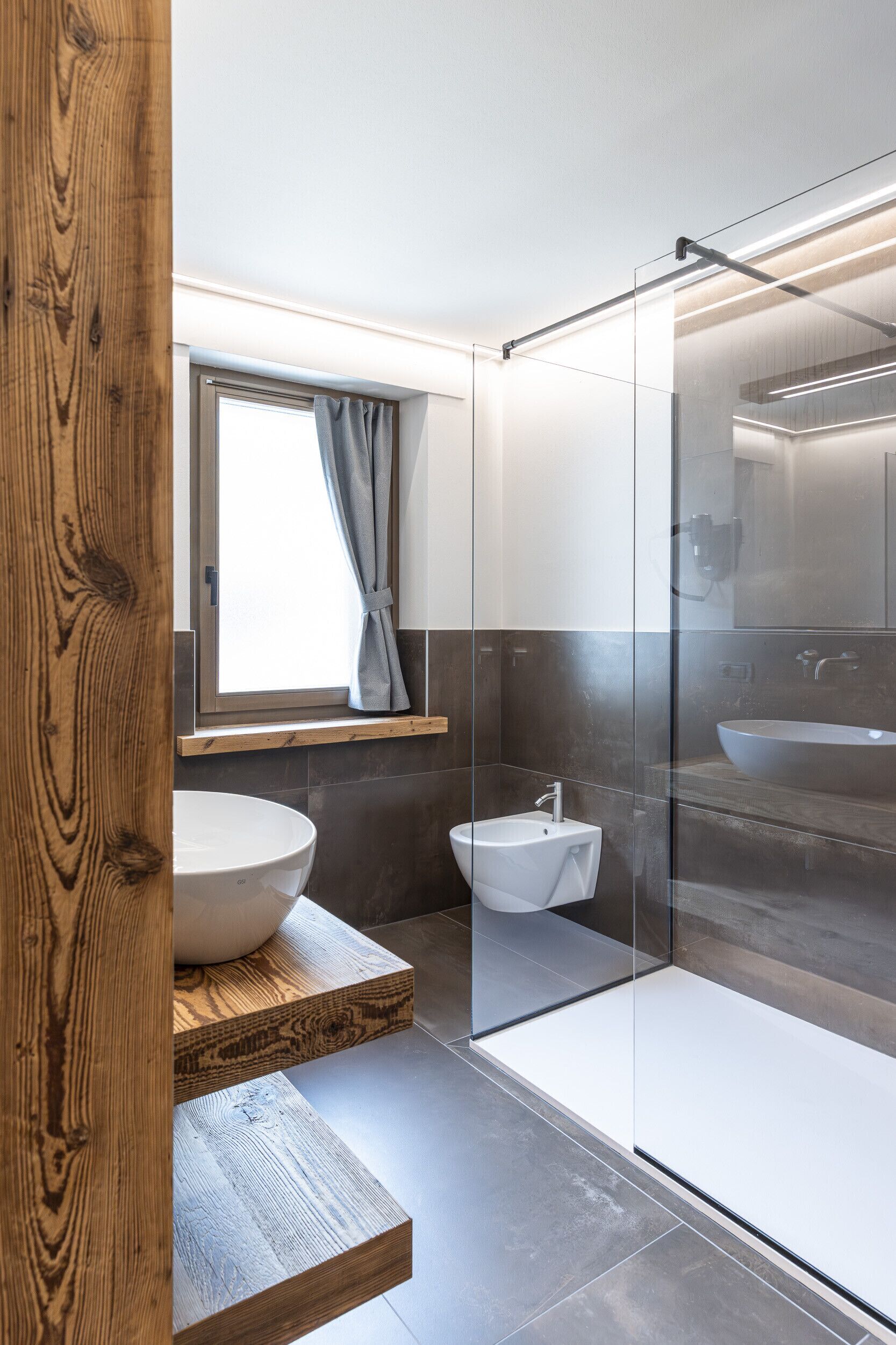 Regadera, tina de hidromasaje, secadora de cabello, bidet 