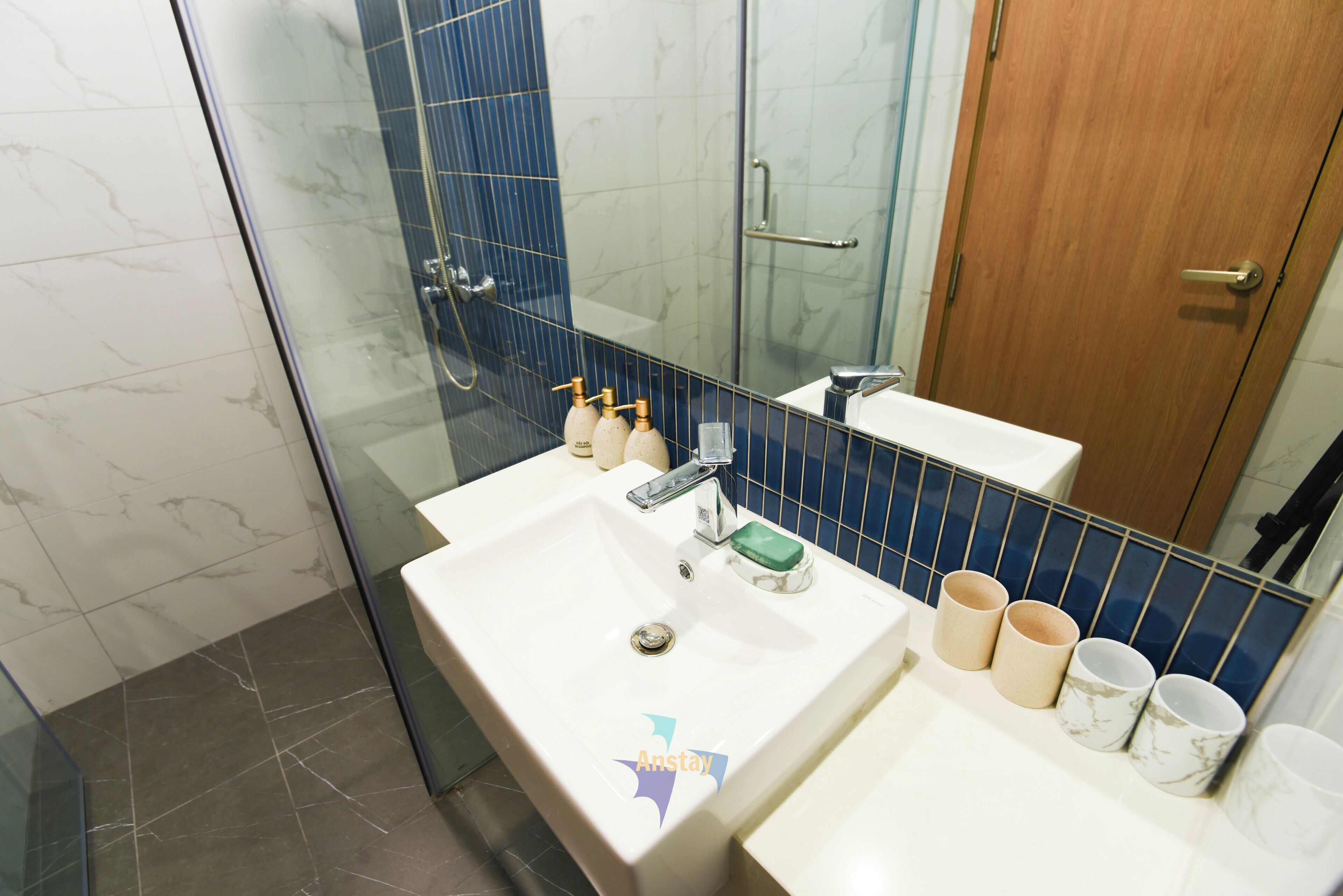 Sèche-cheveux, bidet, serviettes fournies, savon