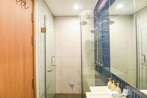 Secadora de cabello, bidet, toallas, jabón