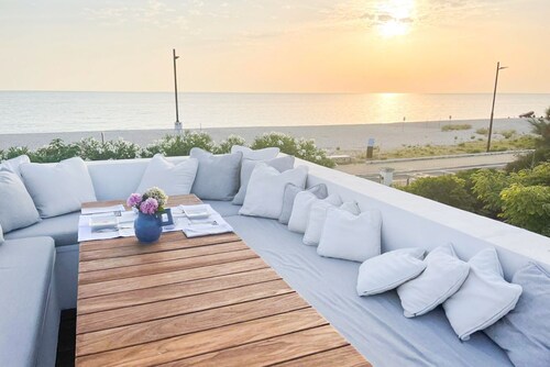 Elegante Villa am Meer mit Jacuzzi, Garten und Panoramaterrasse.