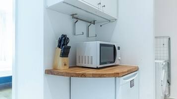 Perushuoneisto | Yksityinen keittiö | Jääkaappi, mikroaaltouuni, uuni, liesi