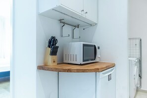 شقة بتجهيزات أساسية | مطبخ خاص | ثلاجة، ميكروويف، فرن، موقد طهي مسطح