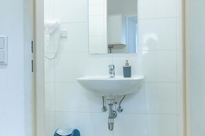 Basic-Apartment | Badezimmer | Dusche, kostenlose Toilettenartikel, Haartrockner, Handtücher