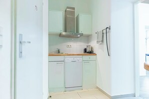 شقة بتجهيزات أساسية | مطبخ خاص | ثلاجة، ميكروويف، فرن، موقد طهي مسطح