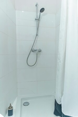 شقة بتجهيزات أساسية | حمام | تجهيزات دش، مستلزمات مجانية للعناية الشخصية، مجففات شعر، مناشف