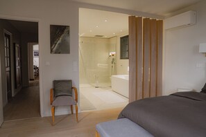 Hair dryer, towels, soap, toilet paper - Modern Provençal Villa “Les Roches” – Sleeps 6 (Grasse)