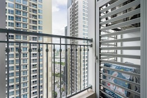 Leilighet – royal, balkong, byutsikt | Skrivebord, skrivebord for bærbar PC og strykejern/-brett