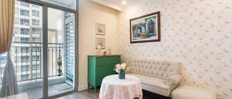 Escritorio y espacio para trabajar con laptop