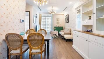 Royal-huoneisto, parveke, kaupunkinäköala | Työpöytä, kannettavalle tietokoneelle sopiva työtila