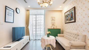 Appartamento Royal, balcone, vista città | Una scrivania, postazione laptop, ferro/asse da stiro, Wi-Fi gratuito