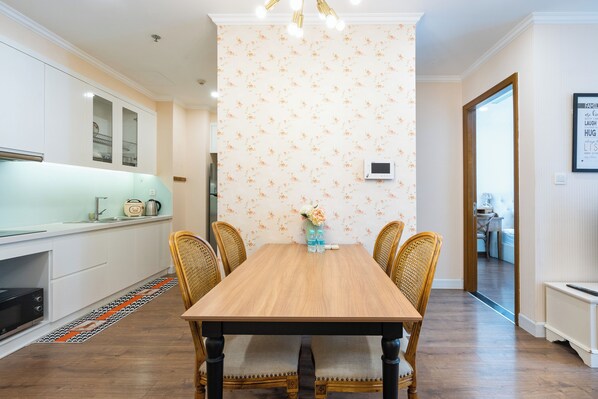 รอยัลอพาร์ทเมนท์, ระเบียง, วิวเมือง | โต๊ะทำงาน, พื้นที่ทำงานแบบใช้แล็ปท็อป, เตารีด/โต๊ะรีดผ้า, Wi-Fi ฟรี