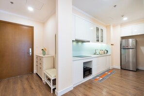 Jääkaappi, mikroaaltouuni, uuni, liesi