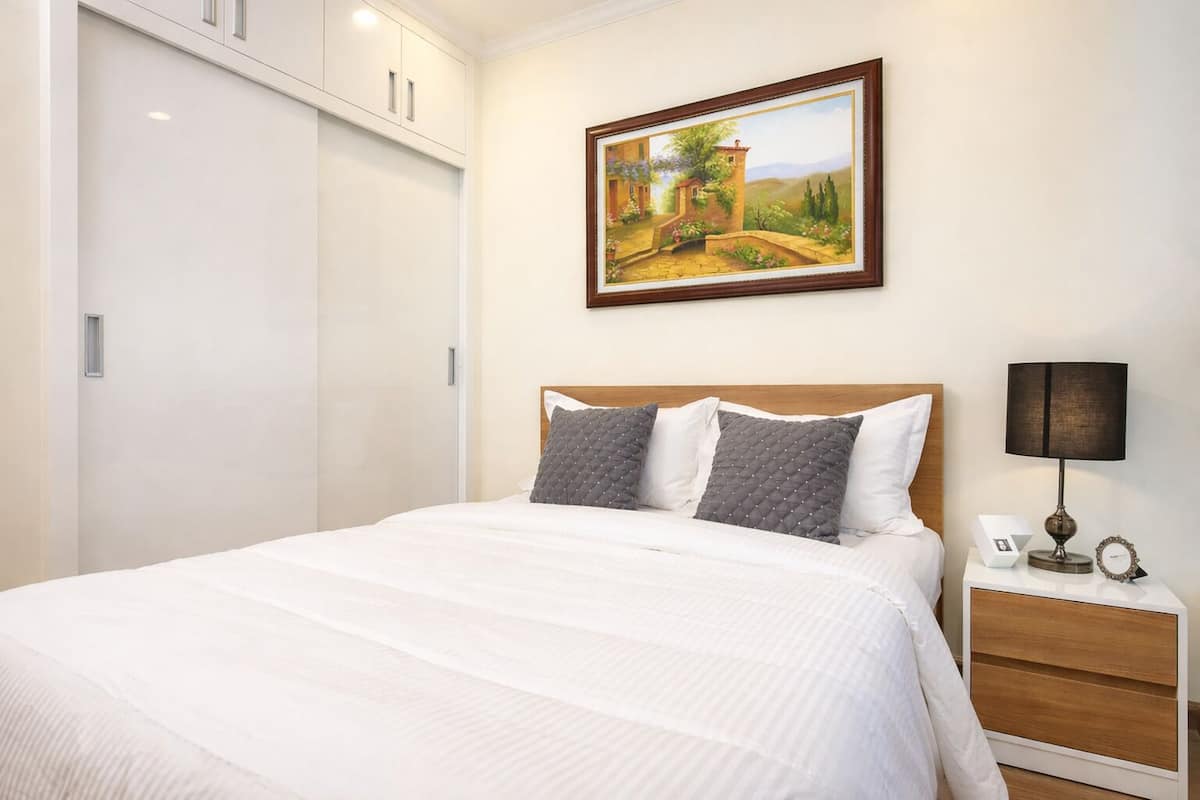 Escritorio y espacio para trabajar con laptop