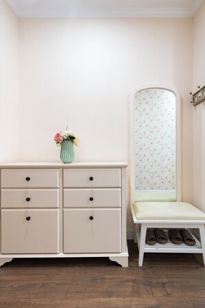 รอยัลอพาร์ทเมนท์, ระเบียง, วิวเมือง | โต๊ะทำงาน, พื้นที่ทำงานแบบใช้แล็ปท็อป, เตารีด/โต๊ะรีดผ้า, Wi-Fi ฟรี