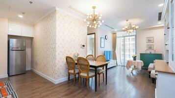 Leilighet – royal, balkong, byutsikt | Skrivebord, skrivebord for bærbar PC og strykejern/-brett