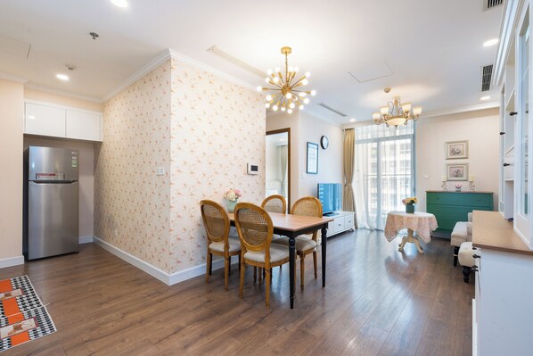 Leilighet – royal, balkong, byutsikt | Skrivebord, skrivebord for bærbar PC og strykejern/-brett