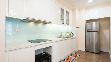 Appartamento Royal, balcone, vista città | Una scrivania, postazione laptop, ferro/asse da stiro, Wi-Fi gratuito