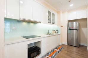 รอยัลอพาร์ทเมนท์, ระเบียง, วิวเมือง | โต๊ะทำงาน, พื้นที่ทำงานแบบใช้แล็ปท็อป, เตารีด/โต๊ะรีดผ้า, Wi-Fi ฟรี