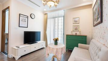 Leilighet – royal, balkong, byutsikt | Skrivebord, skrivebord for bærbar PC og strykejern/-brett