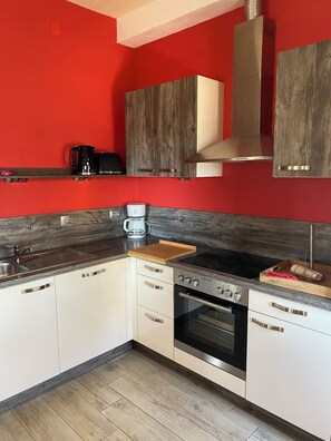 Oven, stovetop, dishwasher - Beautiful vacation home with pool and sea view near Poreč (Kaštelir)