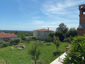 Property grounds - Beautiful vacation home with pool and sea view near Poreč (Kaštelir)