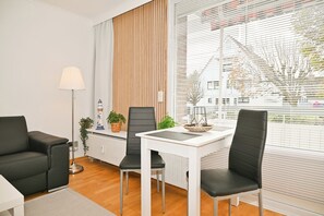 Dining - Vacation apartment "Louis" with covered balcony and close to the beach (Büsum)