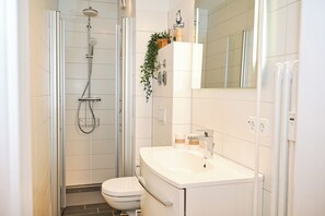 Shower, hair dryer - Vacation apartment "Louis" with covered balcony and close to the beach (Büsum)