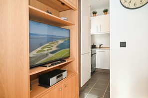 Eine moderne Küche mit weißen Schränken und einem eingebauten Backofen.