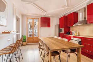 Refrigerador, microondas, horno, placa de cocina