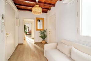 TV, offices - Paseo de Gracia 5BD and 3BTH for 10 with Terrace (Barcelona)
