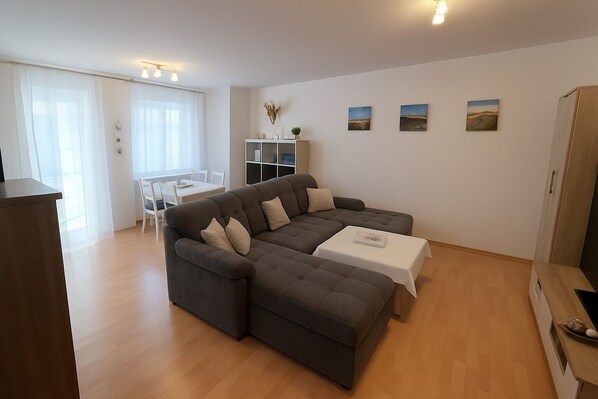 TV, livros, aparelho de som