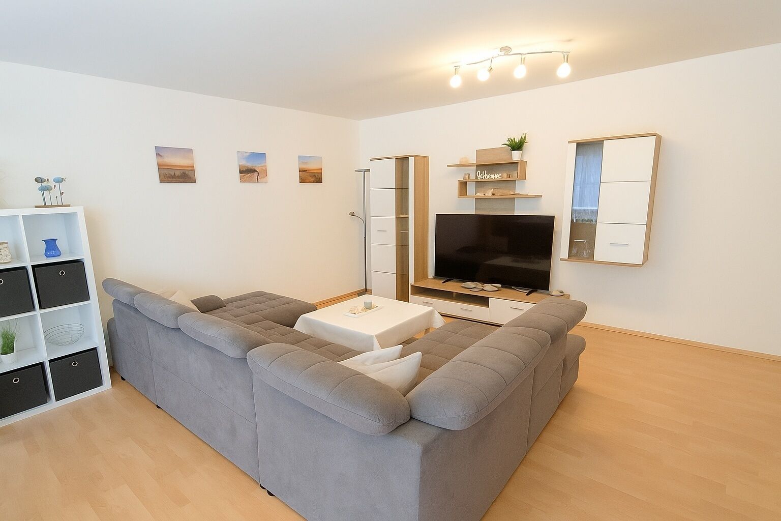 Fernseher, Bücher, Stereoanlage