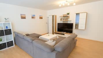 Fernseher, Bücher, Stereoanlage