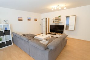 Fernseher, Bücher, Stereoanlage