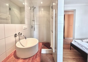 Dusche, Haartrockner, Handtücher, Toilettenpapier