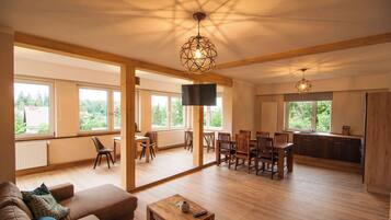 Fernseher, Tischfußball, Tischtennisplatte, Bücher