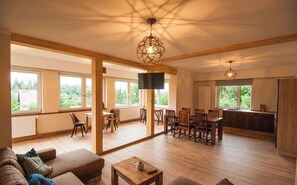 Fernseher, Tischfußball, Tischtennisplatte, Bücher