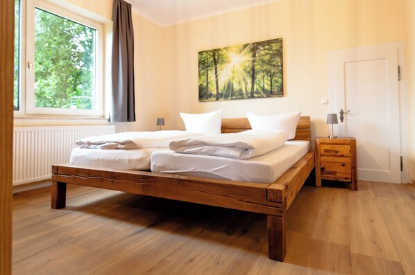 5 bedrooms, desk, travel cot, free WiFi - Stylish vacation home with sauna and large garden for groups of up to 9 people (Thale)