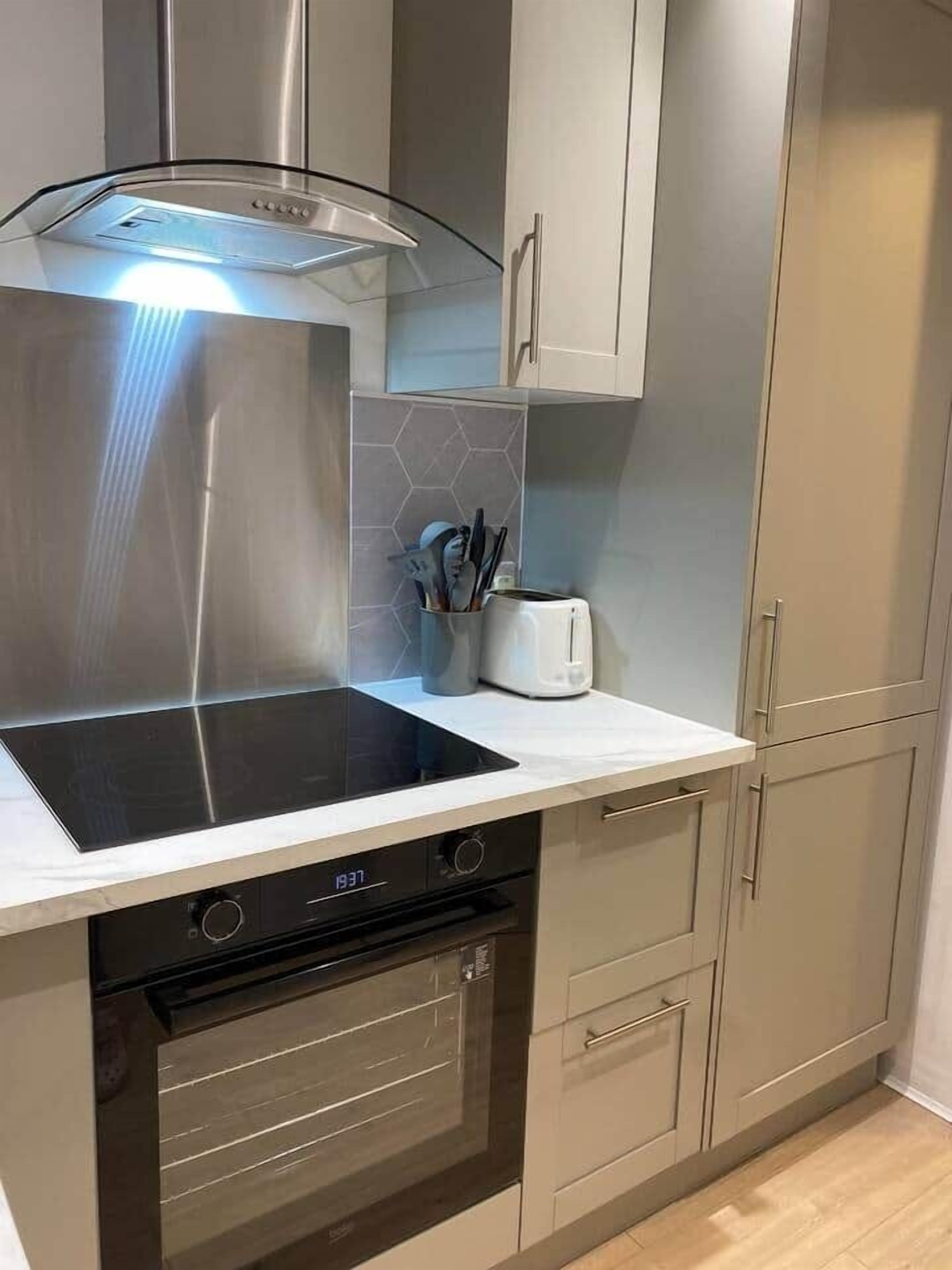 Een koelkast, een microgolfoven, een oven, een kookplaat