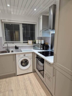 Frigorifero, microonde, forno, piano cottura