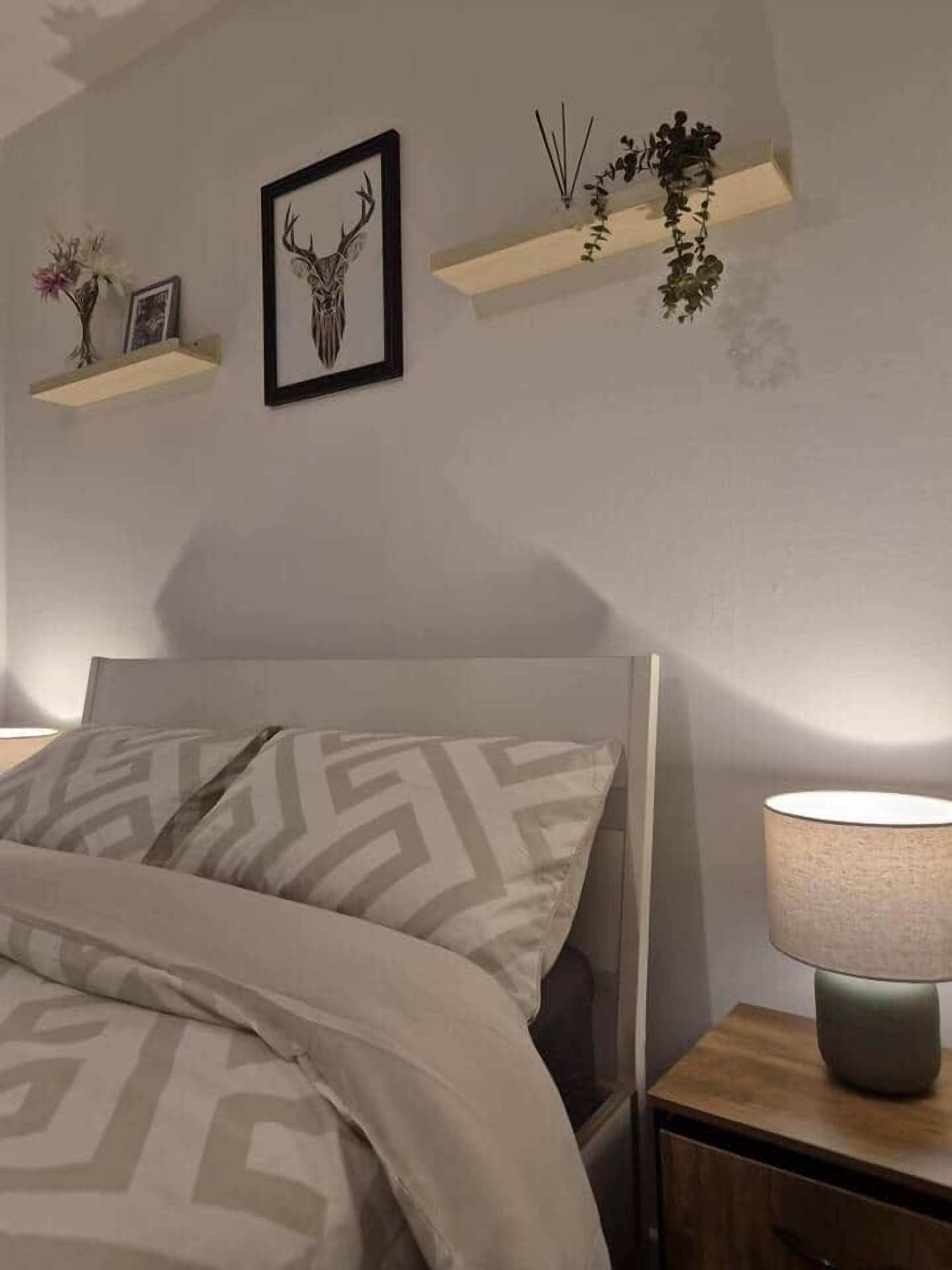 2 slaapkamers, een strijkplank/strijkijzer, wifi (toeslag), beddengoed