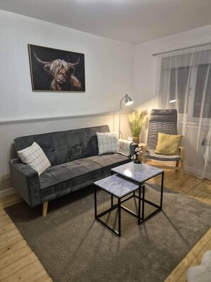TV, fireplace - Modern apartment Glasgow West End, free parking (Glasgow)