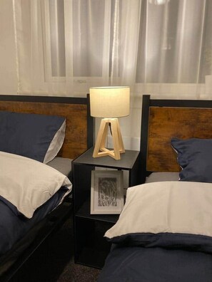 2 habitaciones, tabla de planchar con plancha, wifi y ropa de cama 