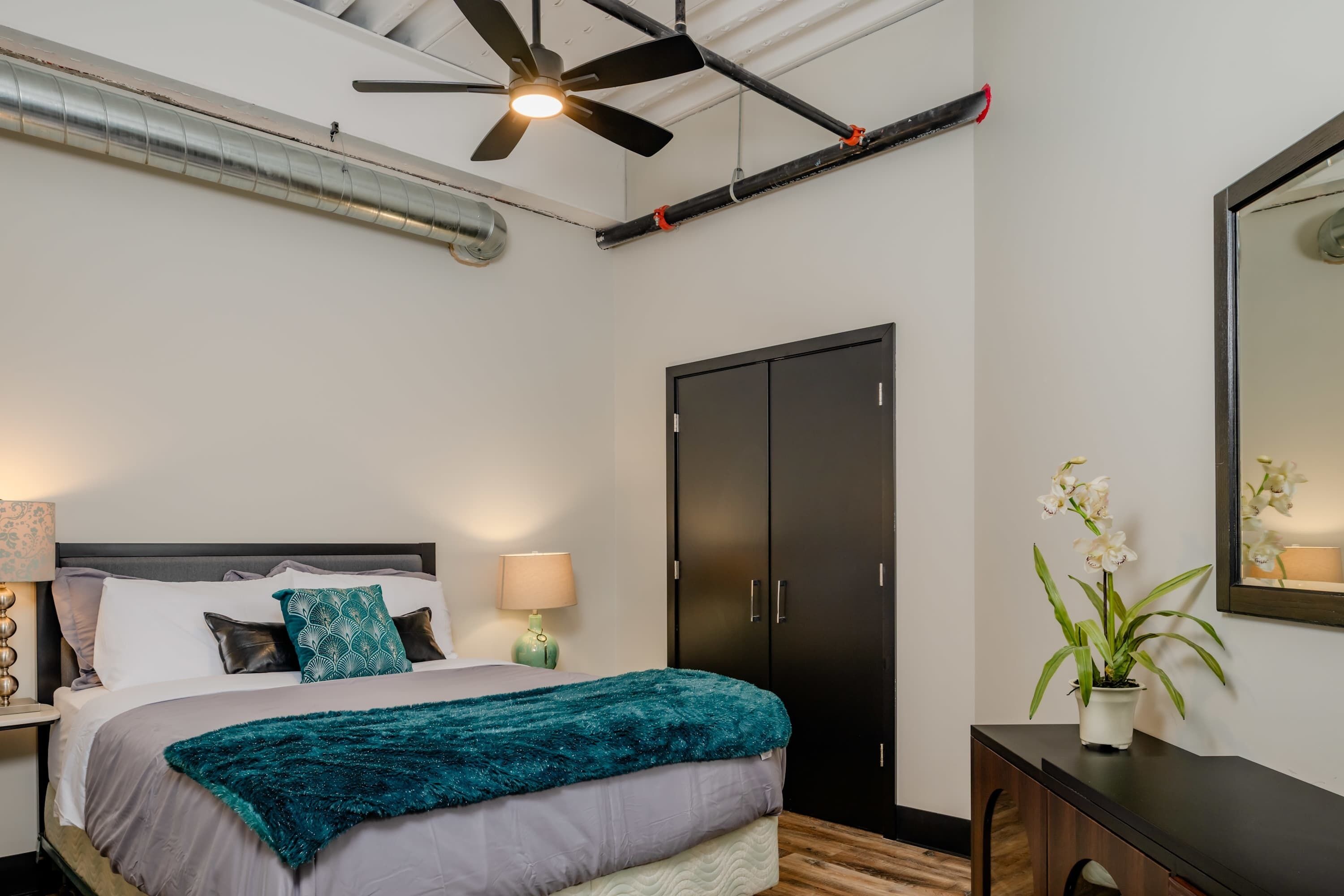 1 makuuhuone, työpöytä, silitysrauta/-lauta, Wi-Fi