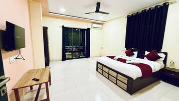 Planxa i posts de planxar, wifi gratuïta i roba de llit