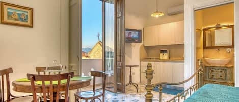 2 bedrooms, in-room safe, iron/ironing board, WiFi (free)